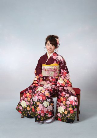 Téléchargez les photos : Portrait de belle jeune femme japonaise en kimono traditionnel - en image libre de droit