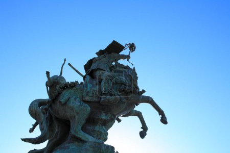 estatua de hojo soun en japón sobre fondo