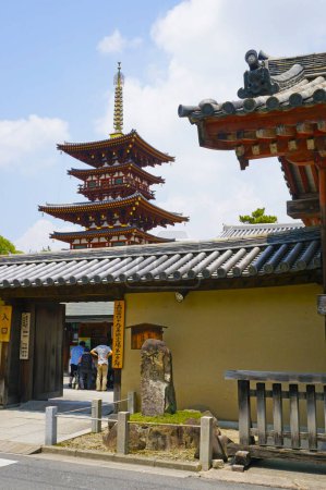 Foto de Plano escénico de hermoso templo japonés antiguo con los visitantes - Imagen libre de derechos
