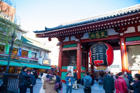 Téléchargez les photos : Un ancien sanctuaire japonais rempli de visiteurs pour les vacances - en image libre de droit