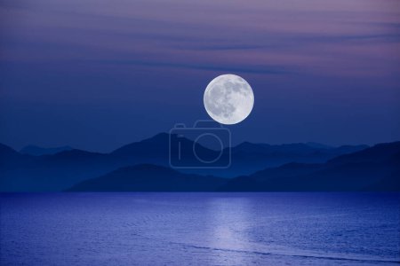 Téléchargez les photos : Belle pleine lune et océan sur fond de nature - en image libre de droit