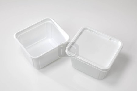 Téléchargez les photos : Récipients alimentaires en plastique sur fond blanc - en image libre de droit