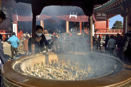 Téléchargez les photos : Les visiteurs affluent dans un ancien sanctuaire japonais pendant les vacances - en image libre de droit