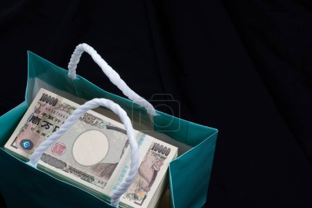 Téléchargez les photos : Monnaie japonaise, pile de billets en yen dans un sac en papier - en image libre de droit
