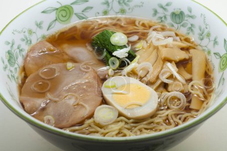 Téléchargez les photos : Nouilles soupe au porc dans un bol, nourriture japonaise. - en image libre de droit