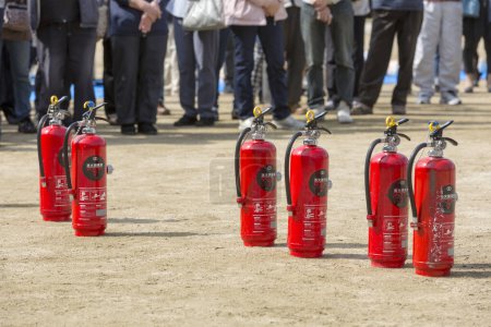 Foto de Personas con extintores en la ciudad en el fondo - Imagen libre de derechos