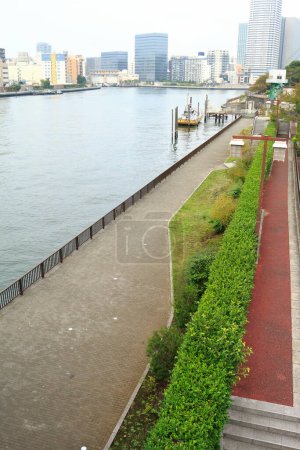 Foto de Río Sumida y horizonte de la ciudad. Tokio, Japón. - Imagen libre de derechos