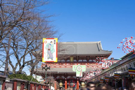 Téléchargez les photos : Un ancien sanctuaire japonais rempli de visiteurs pour les vacances - en image libre de droit
