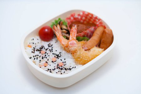 Foto de Fried shrimps with rice and vegetables - Imagen libre de derechos