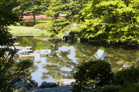 Téléchargez les photos : Jardin japonais avec étang - en image libre de droit