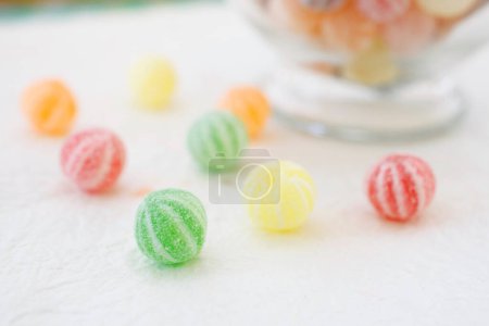 Foto de Primer plano del frasco de vidrio con dulces caramelos de colores - Imagen libre de derechos