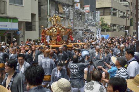 Téléchargez les photos : Les Japonais au festival - en image libre de droit