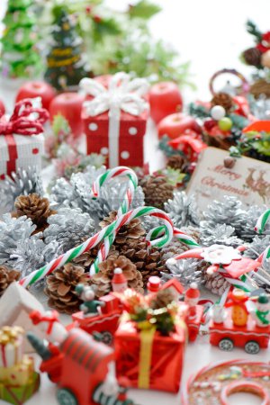 Foto de Decoraciones de Navidad con regalos - Imagen libre de derechos