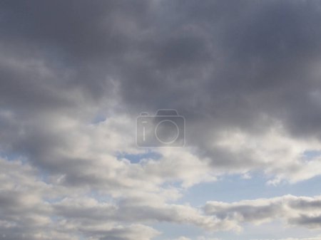 Foto de Nubes blancas en el cielo azul, vista diurna - Imagen libre de derechos