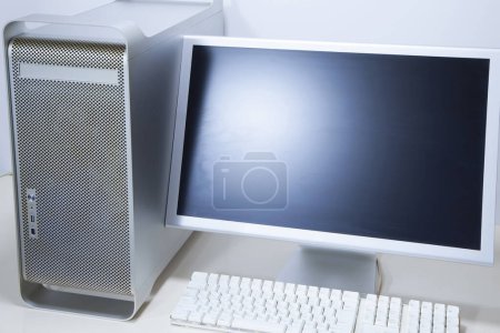 Foto de Monitor de ordenador con pantalla en blanco - Imagen libre de derechos