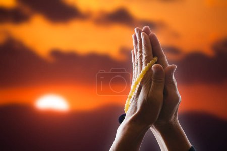 Betende Frau mit Händen und Handflächen, die Rosenkranz halten, Konzept für Glauben, Spiritualität und Religion