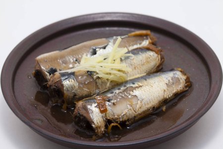 Téléchargez les photos : Gros plan de plaque avec des sardines et des épices en conserve - en image libre de droit