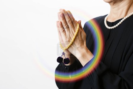 Betende Frau mit Händen und Handflächen, die Rosenkranz halten, Konzept für Glauben, Spiritualität und Religion