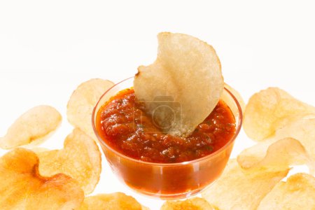 Téléchargez les photos : Croustilles savoureuses avec ketchup isolé sur blanc - en image libre de droit