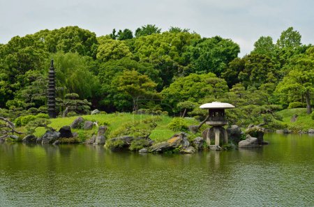 Téléchargez les photos : Kiyosumi Garden - Jardin japonais traditionnel à Tokyo, Japon - en image libre de droit