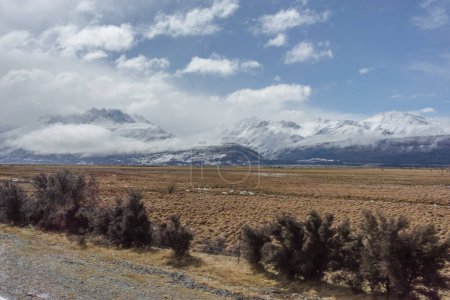Téléchargez les photos : Belle vue sur les montagnes enneigées. - en image libre de droit