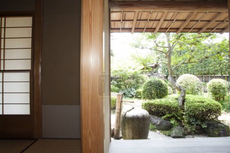 Foto de Casa japonesa con jardín - Imagen libre de derechos
