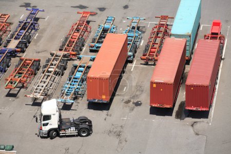 Téléchargez les photos : Vue aérienne d'un conteneur dans un port - en image libre de droit