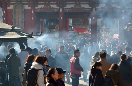Téléchargez les photos : Foule de visiteurs à l'ancien sanctuaire japonais pendant les vacances - en image libre de droit