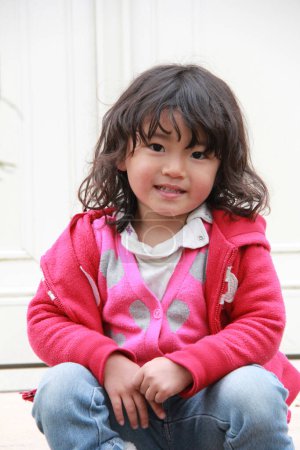 Foto de Retrato de lindo sonriente poco asiático chica al aire libre - Imagen libre de derechos