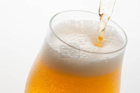 Foto de Un vaso de cerveza se vierte en un vaso - Imagen libre de derechos