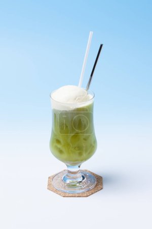 Foto de Un vaso de té verde sobre un fondo blanco - Imagen libre de derechos