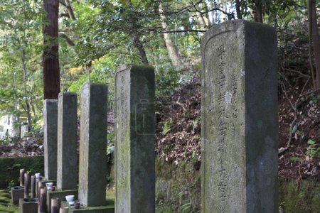 Foto de El antiguo cementerio de piedra en Japón en el fondo, de cerca - Imagen libre de derechos
