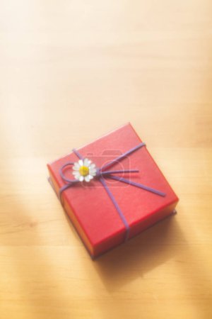 Foto de Caja de regalo con flor y cinta en el fondo - Imagen libre de derechos