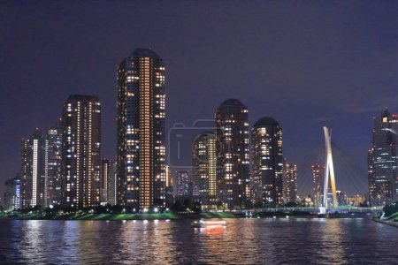 Téléchargez les photos : Architecture moderne de la ville de Tokyo, Japon, vue du soir - en image libre de droit