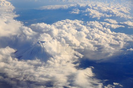 Téléchargez les photos : Montagne fuji et nuages au Japon vue de l'avion - en image libre de droit