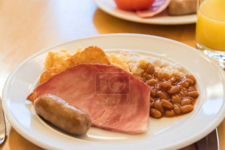 Téléchargez les photos : Petit déjeuner avec bacon et saucisses - en image libre de droit