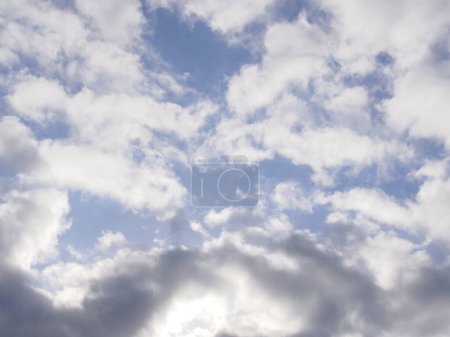 Téléchargez les photos : Nuages blancs dans le ciel bleu, vue de jour - en image libre de droit