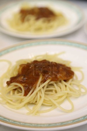 Téléchargez les photos : Spaghetti à la sauce à la viande et au fromage - en image libre de droit