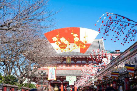 Téléchargez les photos : Ancien sanctuaire japonais animé avec des visiteurs de vacances - en image libre de droit