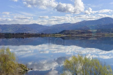 Téléchargez les photos : Paysage du lac dans les montagnes - en image libre de droit