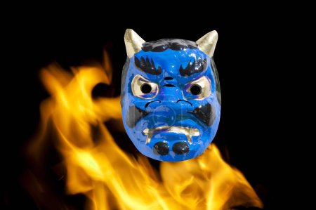 Téléchargez les photos : Masque démon tradition japonaise sur fond - en image libre de droit