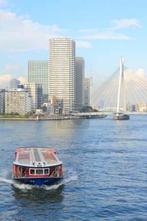 Foto de Río Sumida y horizonte de la ciudad. Tokio, Japón. - Imagen libre de derechos