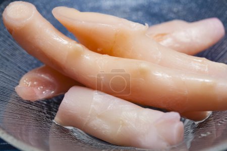 Téléchargez les photos : Racines de gingembre marinées dans un petit bol, nourriture asiatique - en image libre de droit