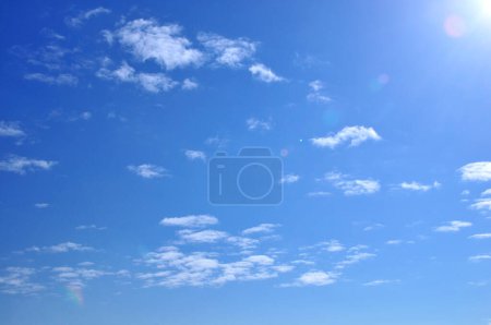 Téléchargez les photos : Beau ciel bleu avec des nuages blancs - en image libre de droit