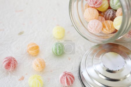 Foto de Primer plano del frasco de vidrio con dulces caramelos de colores - Imagen libre de derechos