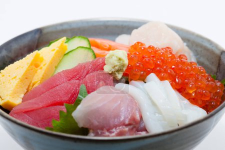 Téléchargez les photos : Un bol de sushi avec une variété de poissons et de caviar. Alimentation asiatique - en image libre de droit