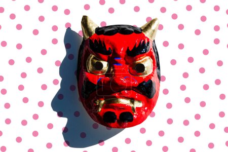 Foto de Máscara de demonio japonesa sobre fondo - Imagen libre de derechos