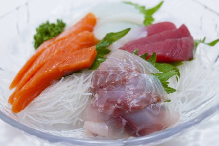 Téléchargez les photos : Un bol de sushi avec une variété de poissons. Alimentation asiatique - en image libre de droit