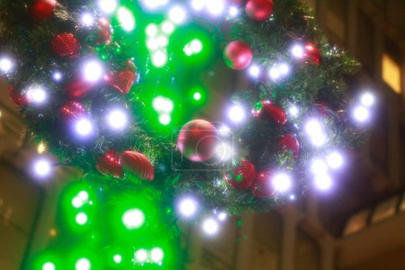 Foto de Fondo festivo borroso con luces brillantes y decoraciones de Navidad en la ciudad de la noche - Imagen libre de derechos