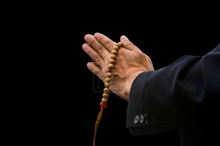 Femme priante avec les mains et les paumes jointes tenant le chapelet, concept de foi, spiritualité et religion